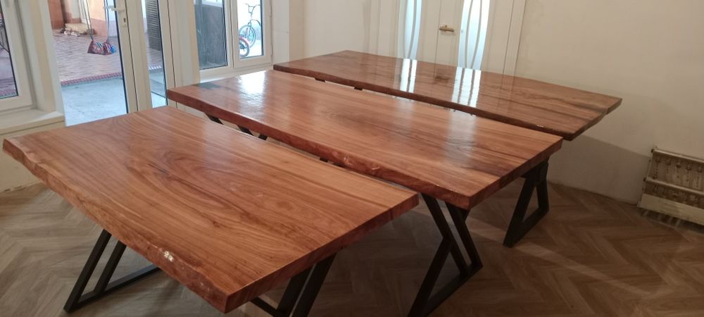 Стол из цельного массива дерева