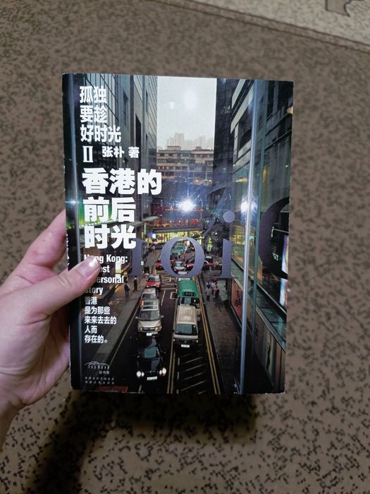 Фигурки и книги продам