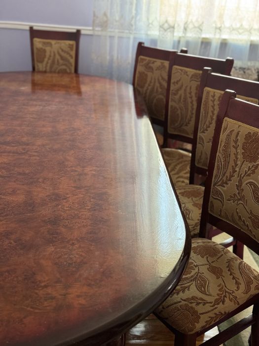 Стол со стульями на 12 персон