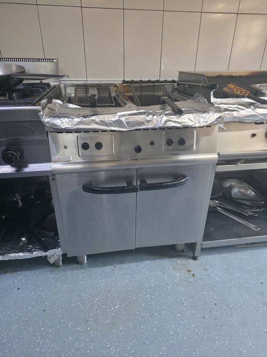 Friteusa dubla si masina de gatit aragaz profesional 6 ochiuri