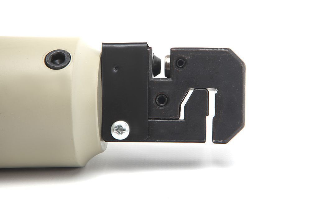 Dispozitiv pneumatic de faltuit si perforat tabla