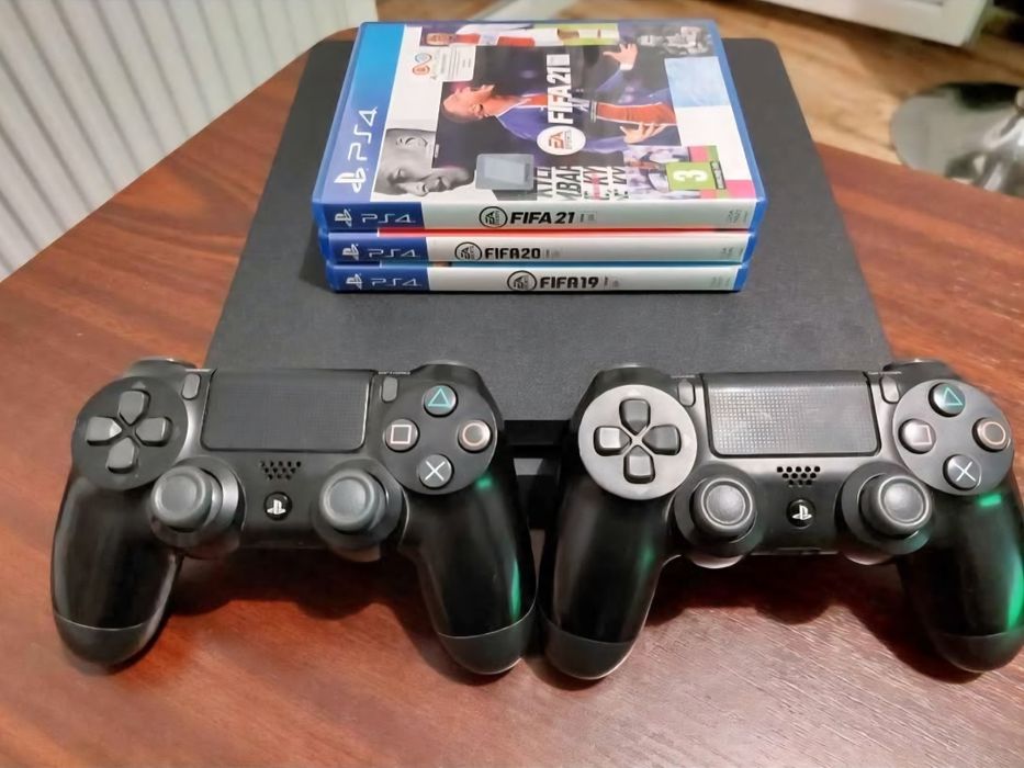 Vând PlayStation4, model Slim, x2 controllere plus 3 jocuri