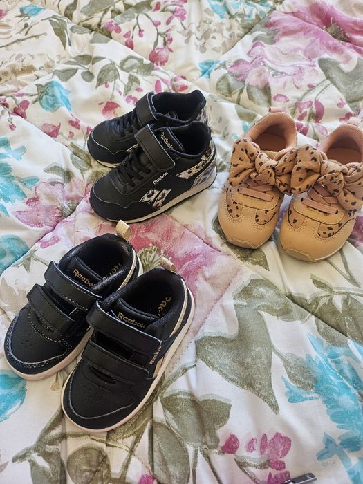 Обувки за момиче 21н. И две рокли Майорал 18м.86см.