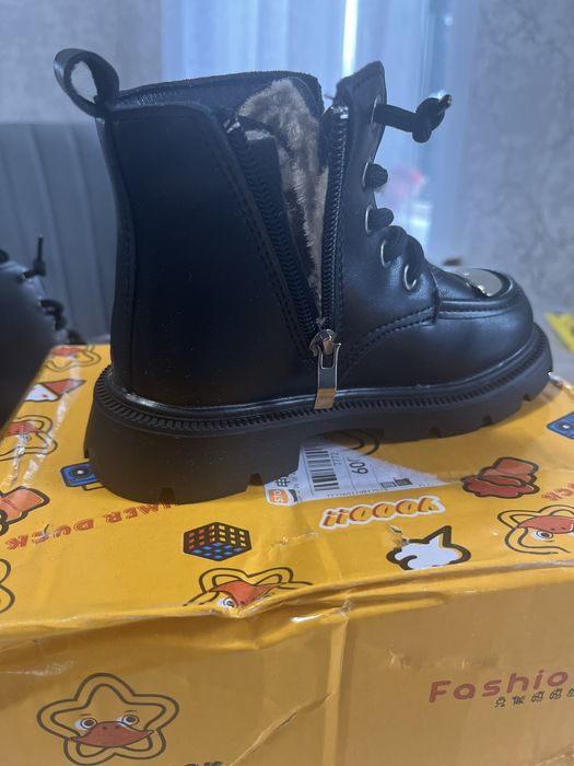 Продам детские ботинки