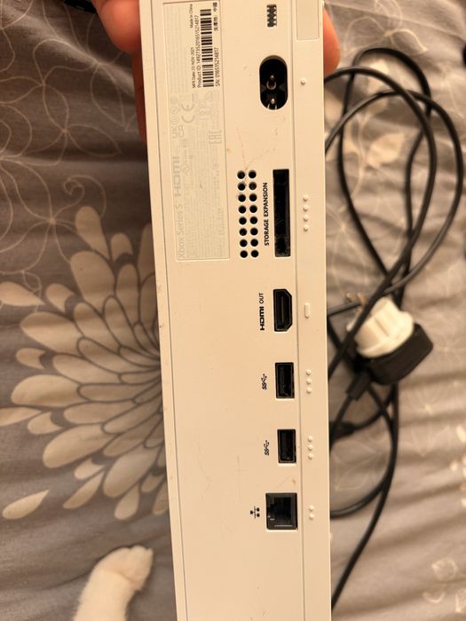 Xbox Series S 512gb+ 2 геймпада с акумулатори и кабели