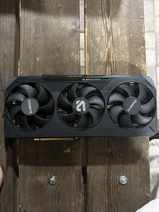 GIGABYTE  RX 9070 XT GAMING OC 16G видеокарта