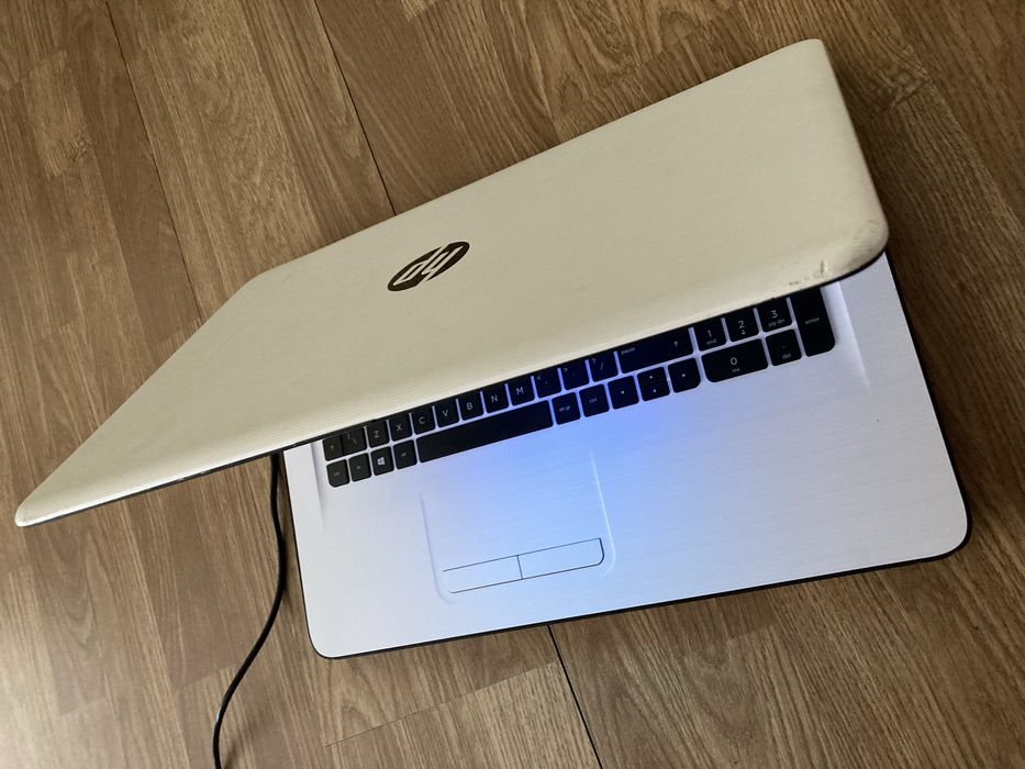 Laptop HP display mare 17,3 inch led,Windows 10 H,8gb ram ddr3,500gb m nu funcționează 2 taste T și Y în rest este perfect funcțional