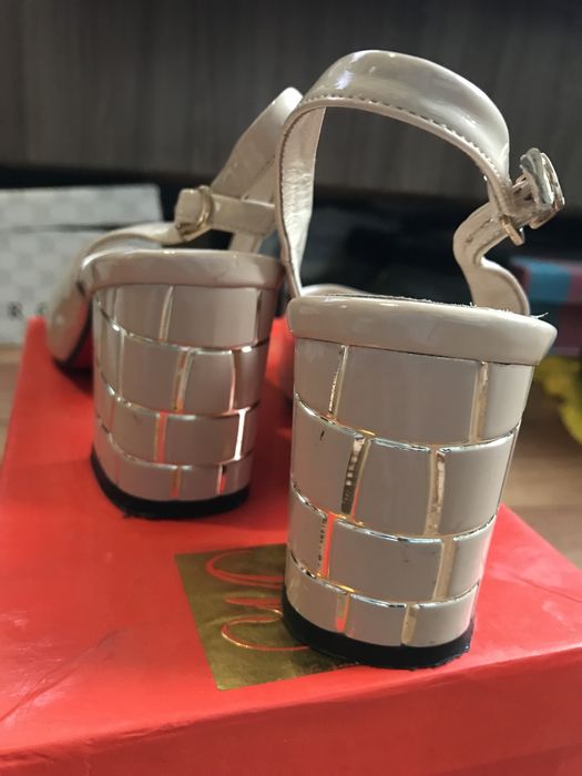 Продам Босоножки лакированные