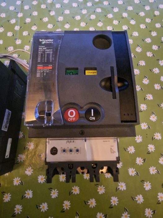 Schneider и Merlin Gerin Автоматични прекъсвачи и моторни механизми