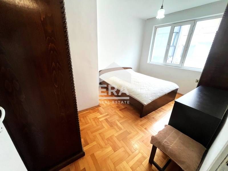 Тристаен обзаведен апартамент за продажба, в тухлена сграда, район Зав