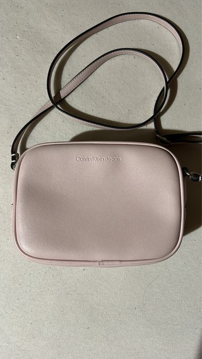 Продавам чанта Calvin Klein.Чантата е без забележки за кожата и цвета