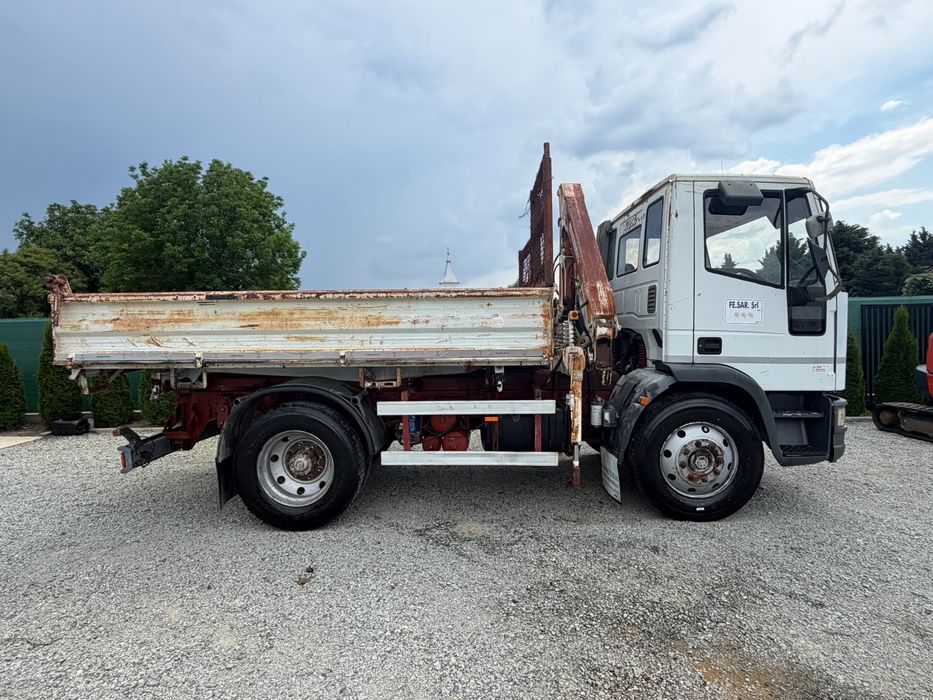 Camion basculabil cu macara