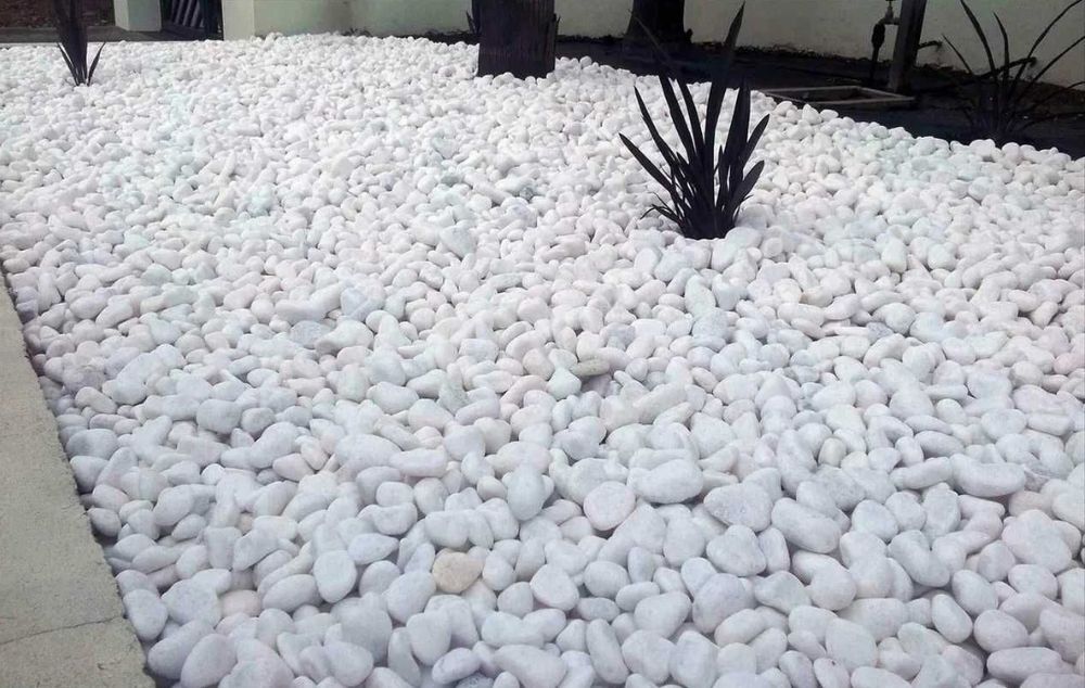 Белый мрамор галька для цветников, клумб и декора
