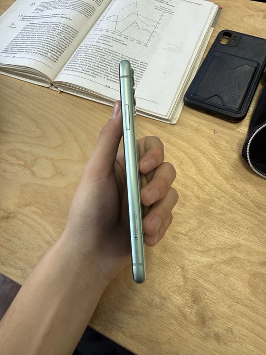 Продам Айфон 11 срочно