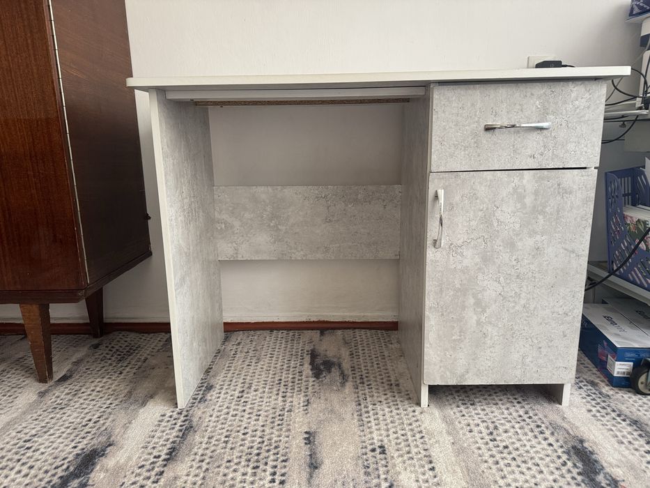 Стол письменный.