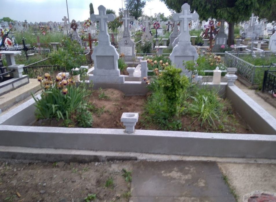 Vând loc de veci