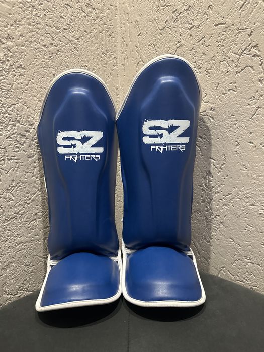 Кикбоксови ръкаваици и наколенки за кик бокс