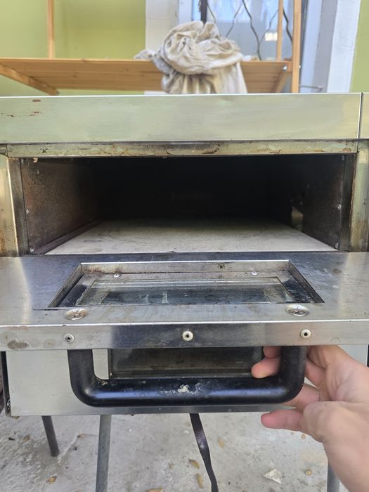 Пытса пеш жумс жасап тур