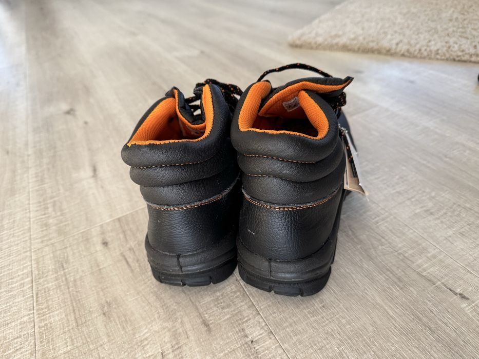 Bocanci cu protectie metalica