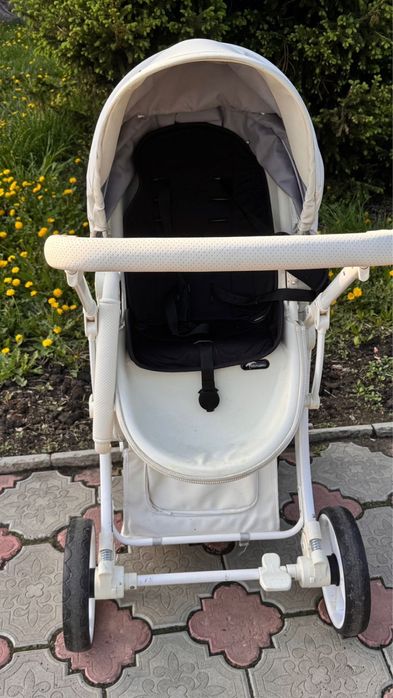 Продам коляску трансформер белая срочно 40000