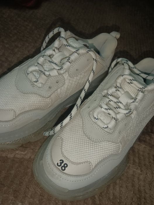 Adidași balenciaga nr 38 purtați de 3 ori.9 milioane,în București