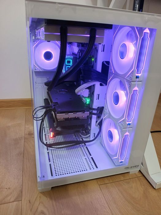 Vând PC Gaming Intel I7 10700K+RX 7700 XT 12gb