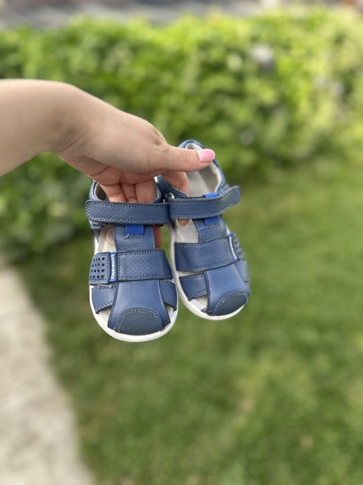 Vand sandale si adidasi
