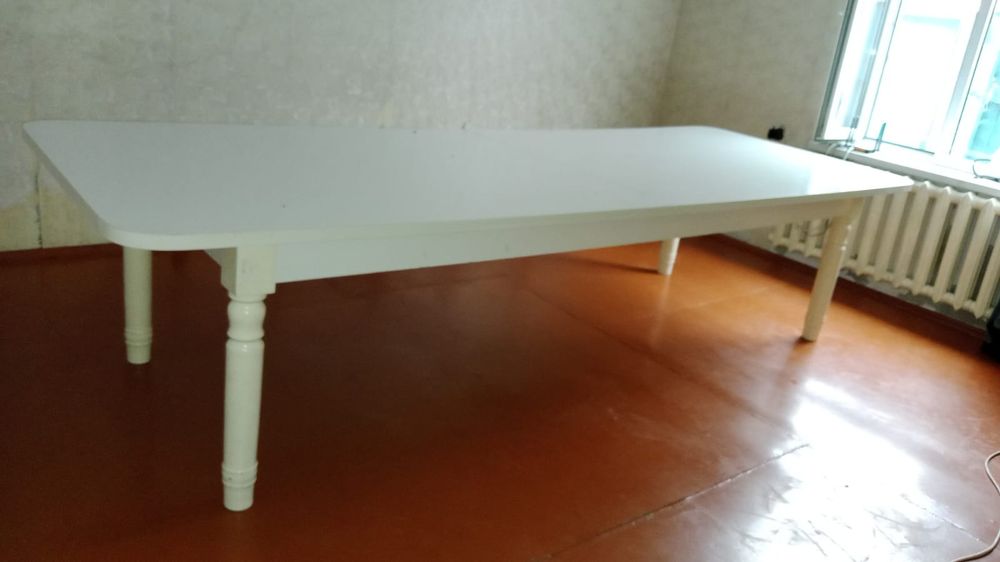 Стол 3,5м., стулья 12шт.