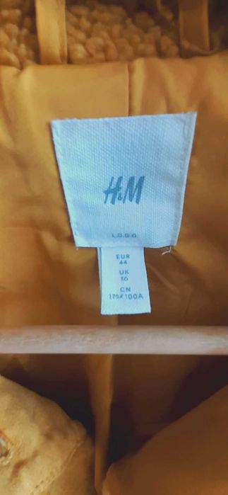 Късо,  патешко жълто палто с шапка в тюркоазено синьо