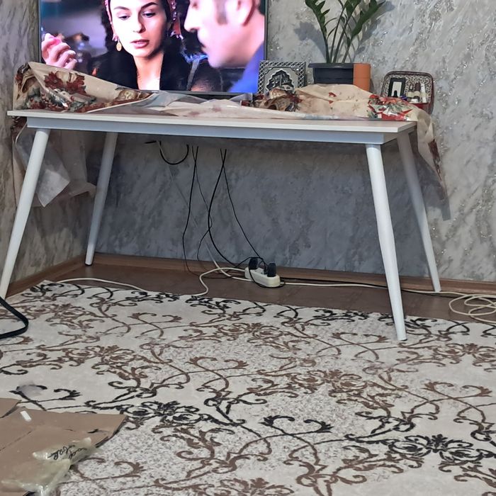 Продам стол белый