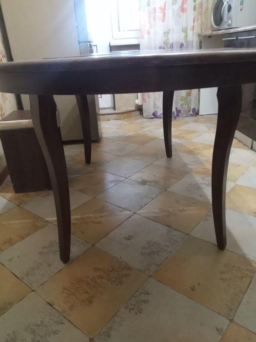 Кухонный гарнитур, горка, прихожка, стол раздвижной.