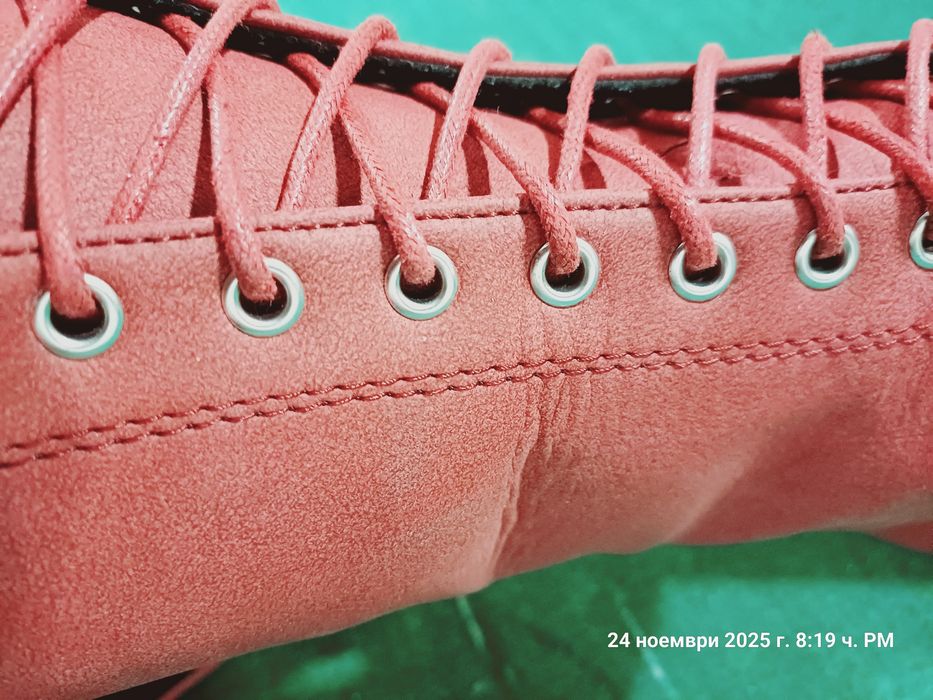 Червени ботуши с връзки