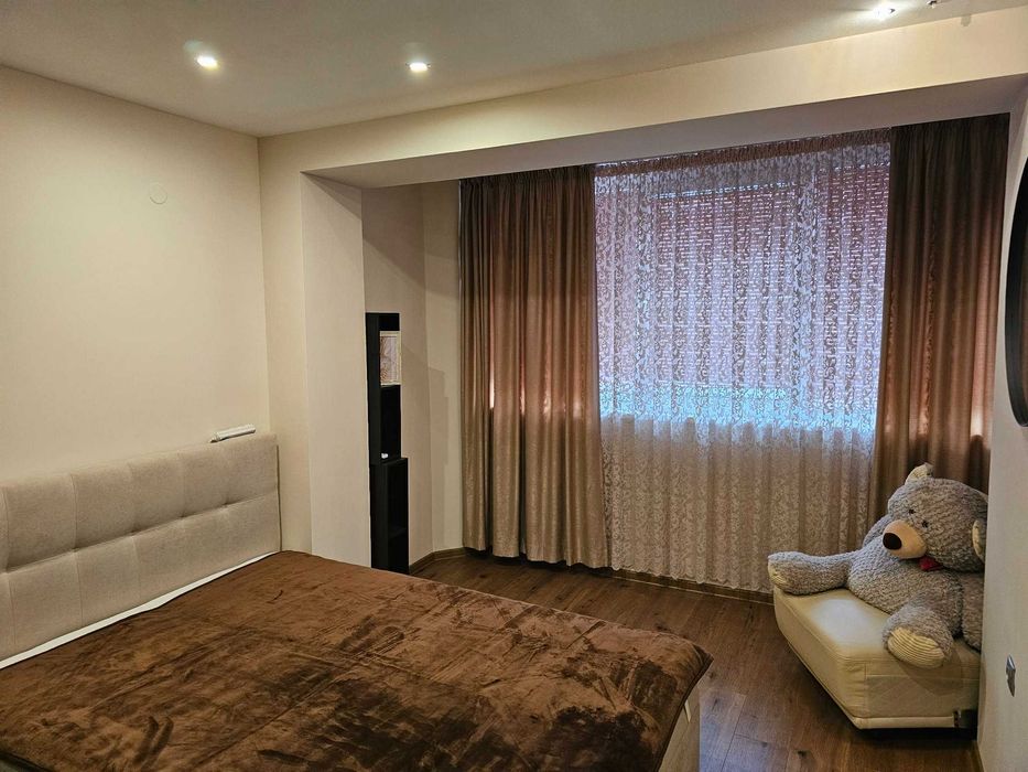 Тристаен апартамент -близо до Медицински Университет, Червен площад