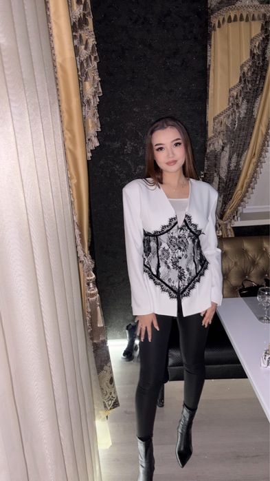 Пиджак белый с кружевами