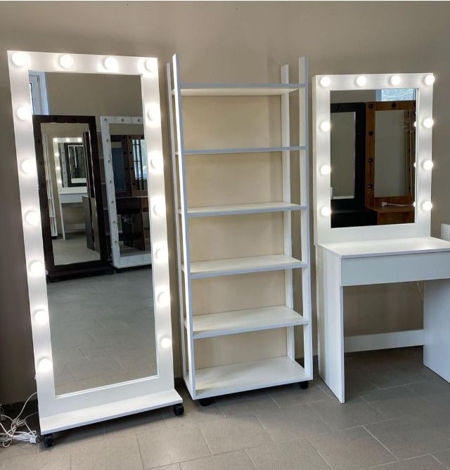 Зеркала с подсветкой . Визажный столик