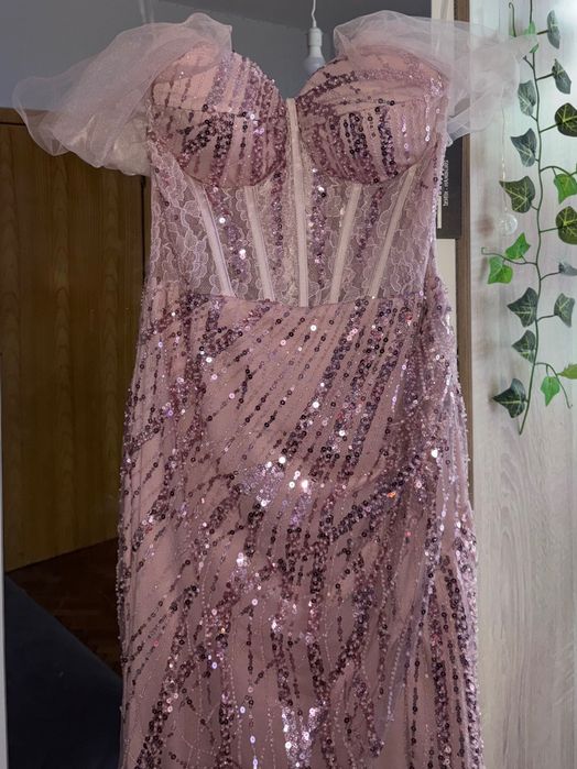 Чисто нова бална рокля