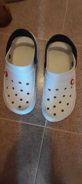 Продавам унисекс гумени сандали