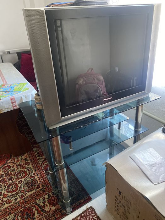 Продается телевизор с подставкой