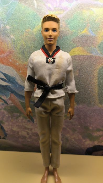 Кукла-каратист Кен