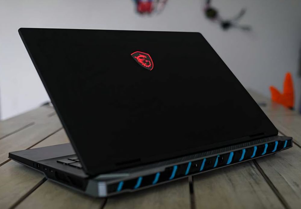 Laptop gaming 18" 4K 120Hz MiniLed Msi Titan i9 14900HX RTX 4090
