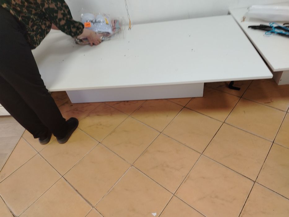 Продается витрина деревянная