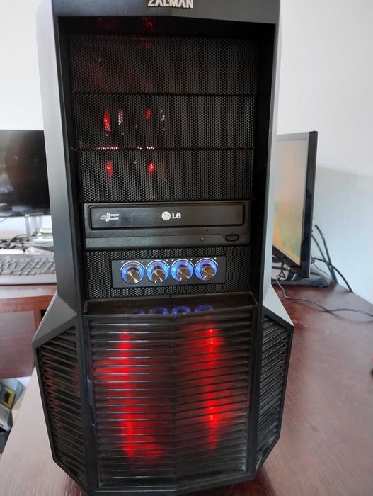 Геймърски компютър Asus B150 Intel I7 7700 16GB RAM Radeon RX570 8GB