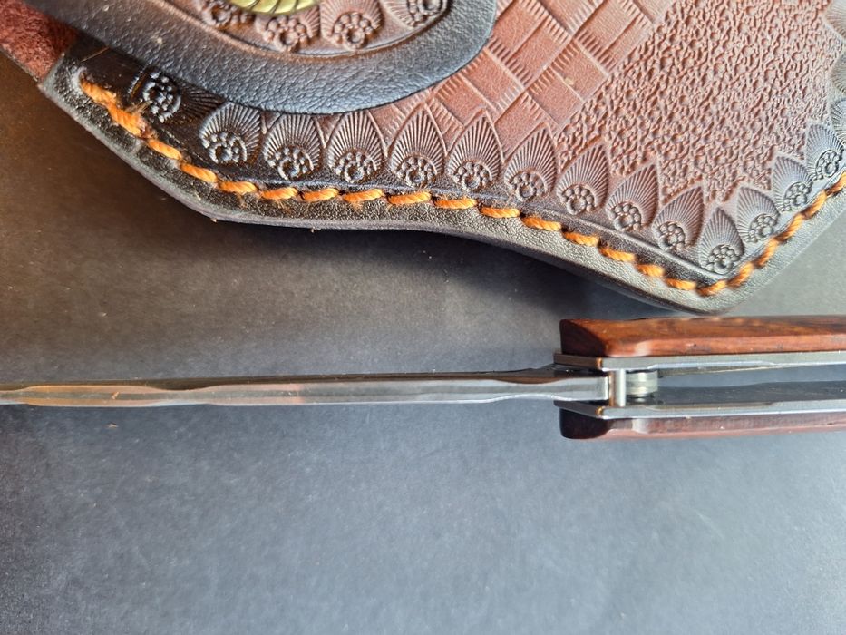 Сгъваем нож-стомана G10 с кожена кания.