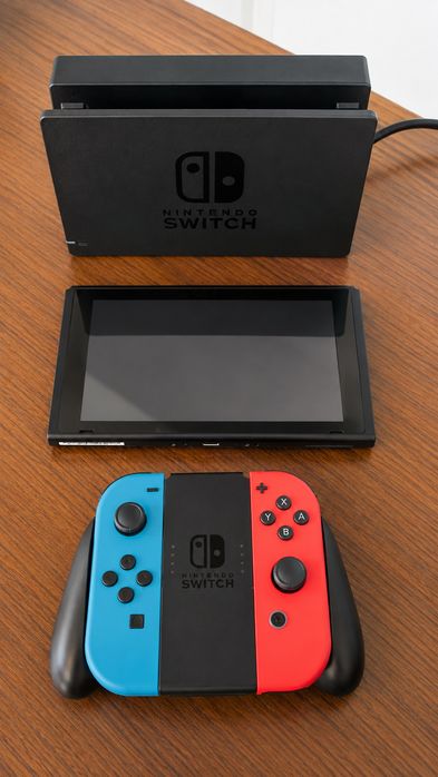 Nintendo Switch + Dock original + Joy-Con Red/Blue + Grip – complet