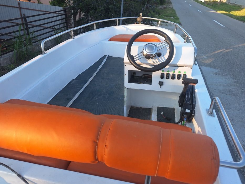 Vând Barca cu motor și peridoc