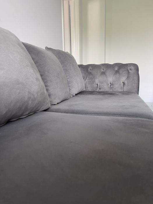 Set Canapea + 2 fotolii model Chesterfield tapitate cu catifea gri pret negociabil (se vand si separat: canapea:2500 lei si fotoliile:1000 lei)