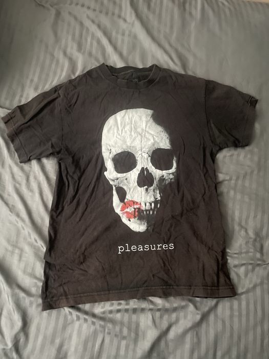 PLEASURES Make Out Skull Тениска Черна
