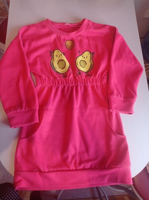 Продаю одежду на девочку. Свитшоты, платья.