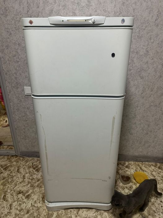 Продам Холодильник indesit