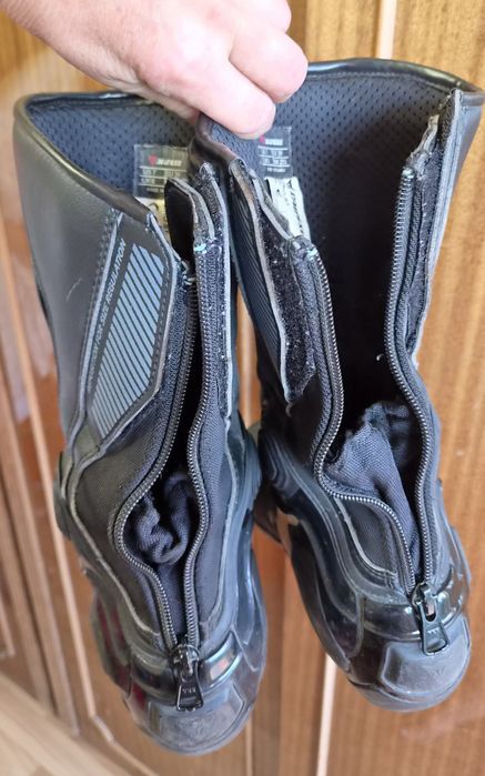 ботуши  за мотор Dainese модел  TRQ-Tour , с gore Tex и  система за контрол на сексуално изкривяване .
система за контрол на аксиалното изкривяване